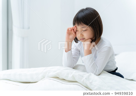 睡眠不足的女孩 94939810