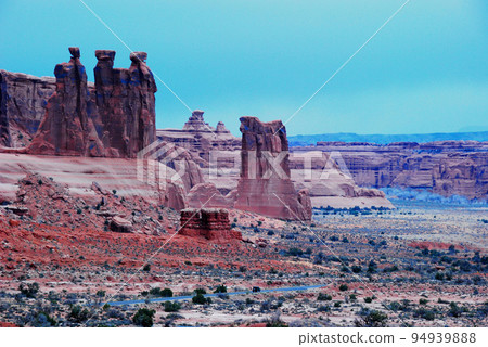 Colorado Plateau in early spring, USA, Arches National Park, Courthouse Towers area, Three Gossip and Sea 94939888