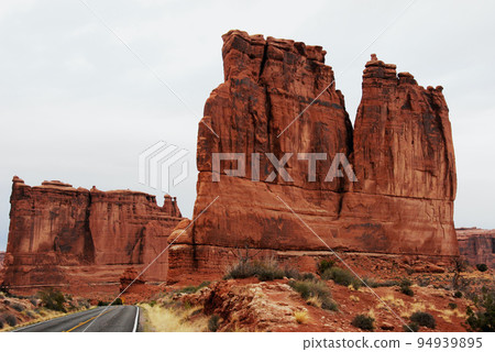 Colorado Plateau in early spring, USA, Arches National Park, Courthouse Towers area, Tower of Babel and organ 94939895