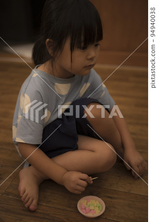 孩子在房間裡吃甜食 94940038