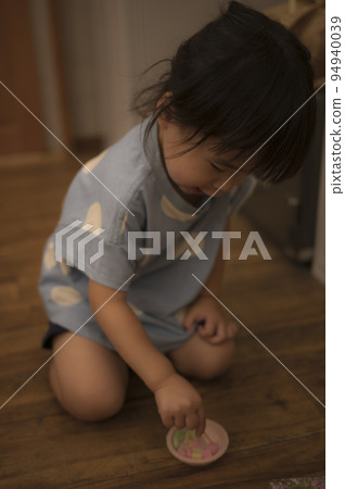 孩子在房間裡吃甜食 94940039