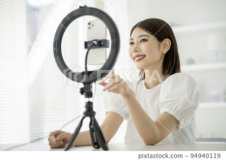 一位拍攝視頻和直播的年輕女性、美容和化妝品影響者、YouTubers、圖片 94940119