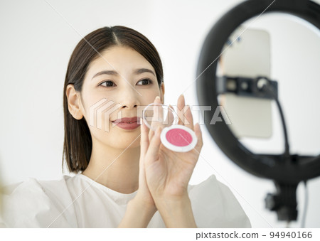 A young woman shooting video and live streaming A young woman shooting video and live streaming 94940166