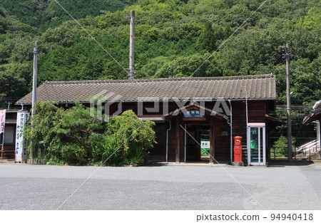 Wooden station building at Mibukuro Station on the Hakubi Line Wooden station building at Mibukuro Station on the Hakubi Line 94940418