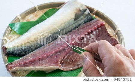 Deboning fish (mackerel) Deboning fish (mackerel) 94940791