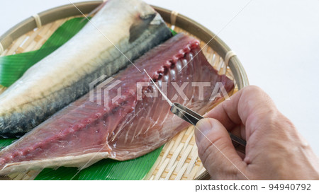 Deboning fish (mackerel) Deboning fish (mackerel) 94940792