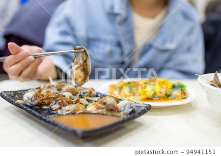 Taiwanese Oyster Omelette in restaurant Taiwanese Oyster Omelette in restaurant 94941151