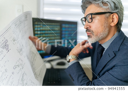 施工主管確認施工圖紙 一級建築師 白髮 鬍鬚 94941555