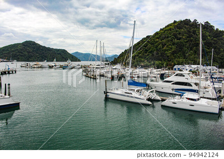 [Picton] Port and ship 94942124