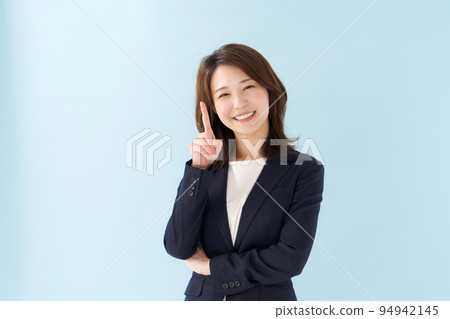 Woman pointing 94942145