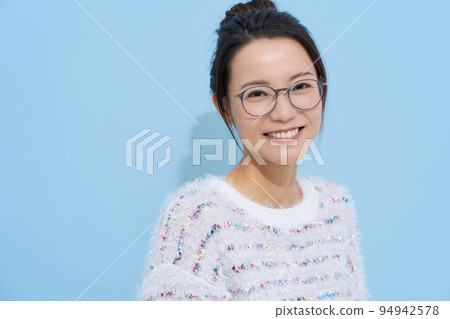 二十多歲的婦女的肖像 94942578