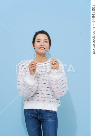 Portrait of women in their twenties Portrait of women in their twenties 94942805