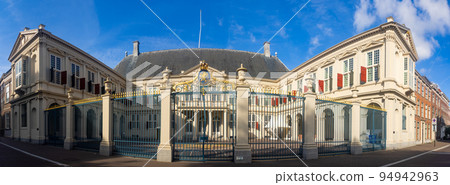 External view of Noordeinde Palace in Hague 94942963