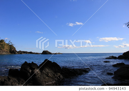 Seascape / rocky area and horizon Seascape / rocky area and horizon 94943143