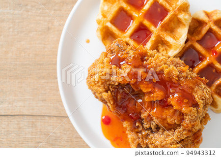 fried chicken with waffle and spicy sauce 94943312
