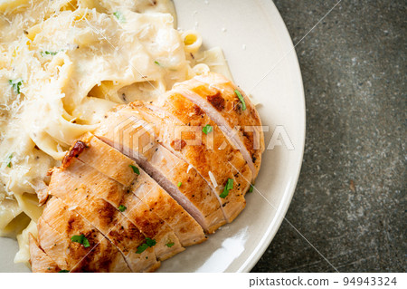 fettucine pasta white creamy sauce with grilled chicken 94943324