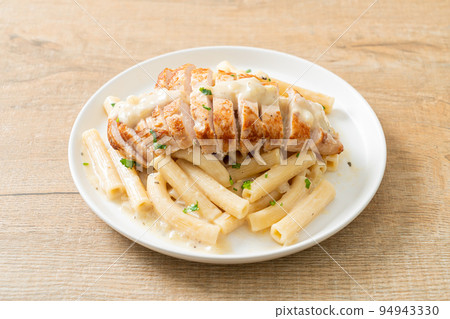 quadrotto penne pasta white creamy sauce with grilled chicken 94943330