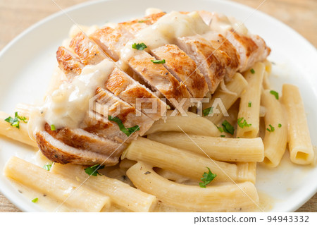 quadrotto penne pasta white creamy sauce with grilled chicken 94943332