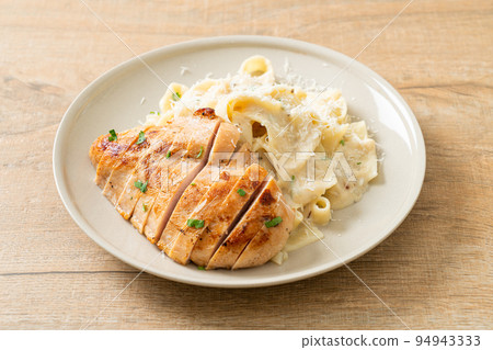 fettucine pasta white creamy sauce with grilled chicken 94943333