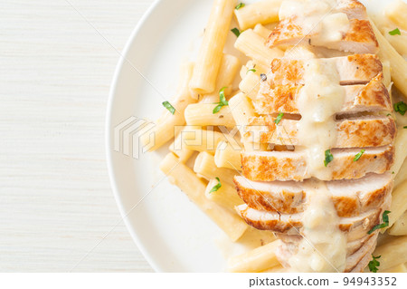 quadrotto penne pasta white creamy sauce with grilled chicken quadrotto penne pasta white creamy sauce with grilled chicken 94943352