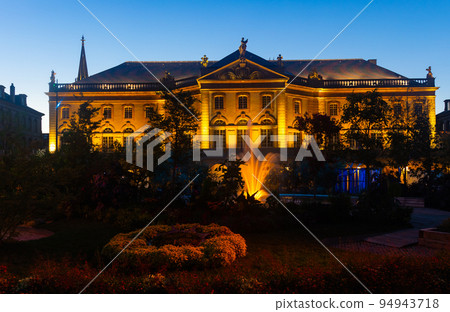 Summer night view of illuminated Opera-Theatre de Metz Metropole with fountain 94943718