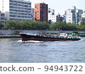 一艘船在淺草附近航行的照片，隅田川流經東京市中心 94943722