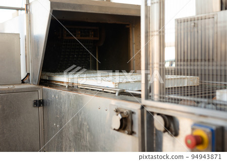 Cleaning machine for cell seed trays in plant factory 94943871