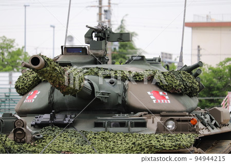 Close-up of the Ground Self-Defense Force's Type 74 tank 94944215