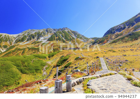 立山黑部阿爾卑斯山脈路線秋色盛開 從室堂平出發的立山山脈 94944237