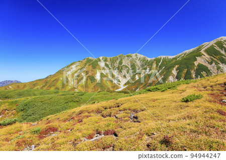 立山黑部阿爾卑斯山脈路線秋色盛開 從室堂平出發的立山山脈 94944247