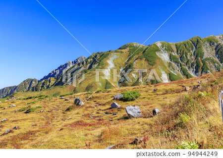 立山黑部阿爾卑斯山脈路線秋色盛開 從室堂平出發的立山山脈 94944249