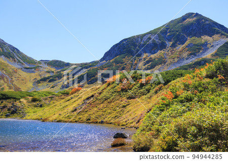 Tateyama Kurobe Alpine Route in full bloom in autumn colors Tateyama mountain range from Murododaira Tateyama Kurobe Alpine Route in full bloom in autumn colors Tateyama mountain range from Murododaira 94944285