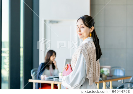 辦公室業務女人 94944768