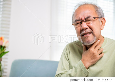 Asian old man painful in the sore throat 94945328