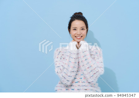 Portrait of women in their twenties Portrait of women in their twenties 94945347