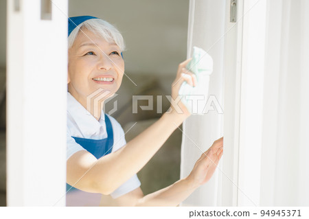 清潔窗戶的管家高級婦女 94945371