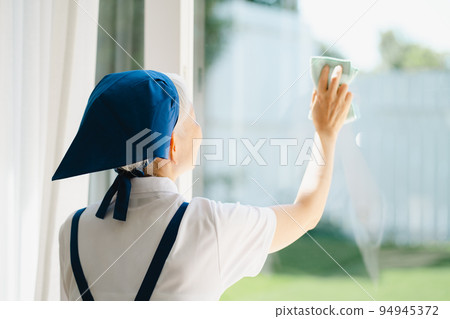 清潔窗戶的管家高級婦女 94945372