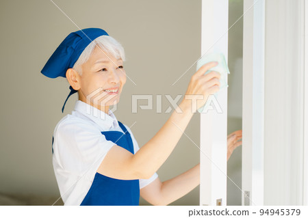 清潔窗戶的管家高級婦女 94945379