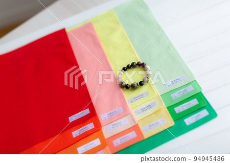 Propose a personal color color 94945486