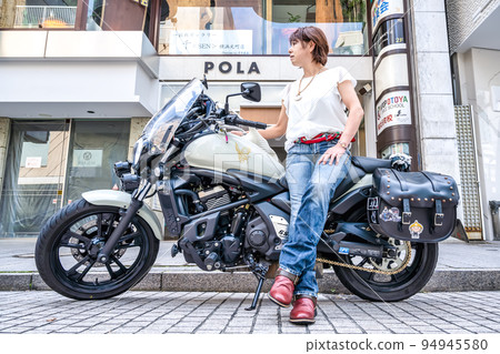 騎著美式大摩託來到橫濱元町商店街的女騎手 騎著美式大摩託來到橫濱元町商店街的女騎手 94945580