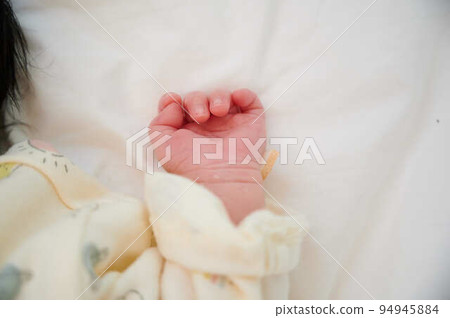 Newborn hand hand body parts 94945884