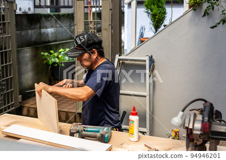 切割木板的工匠 94946201