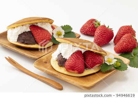 銅鑼燒配草莓和生奶油 94946619