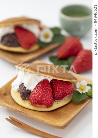 Dorayaki sandwiched between strawberries and fresh cream_background blur 94946621