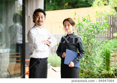 似乎是服務業/酒店業的文員形象 94947064