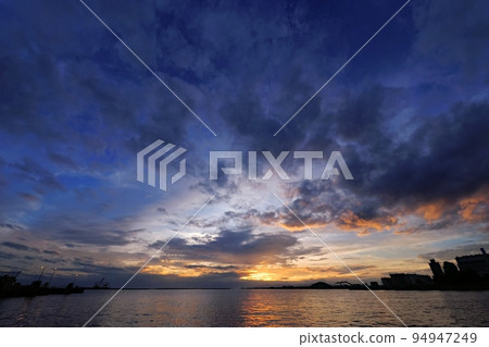 秋季海港夜景,日落時有多層雲層/超廣角/天空主要/220922pm 秋季海港夜景,日落時有多層雲層/超廣角/天空主要/220922pm 94947249