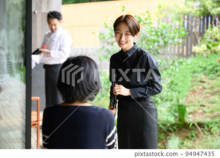 聽咖啡廳菜單的店員 94947435