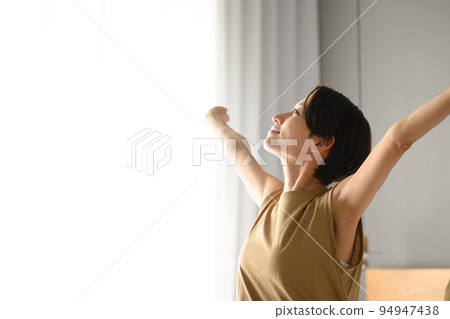 一個女人在她的房間裡伸展 94947438
