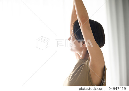 一個女人在她的房間裡伸展 94947439