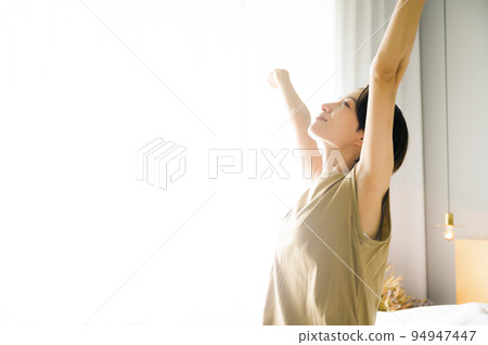一個女人在她的房間裡伸展 94947447